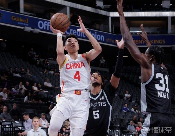 队内得分最高！沃克半场12中5，独得15分3篮板1助攻